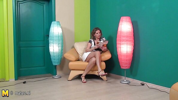 Khloe porno babe cu floci Kapri cu părul violet are o fixare orală